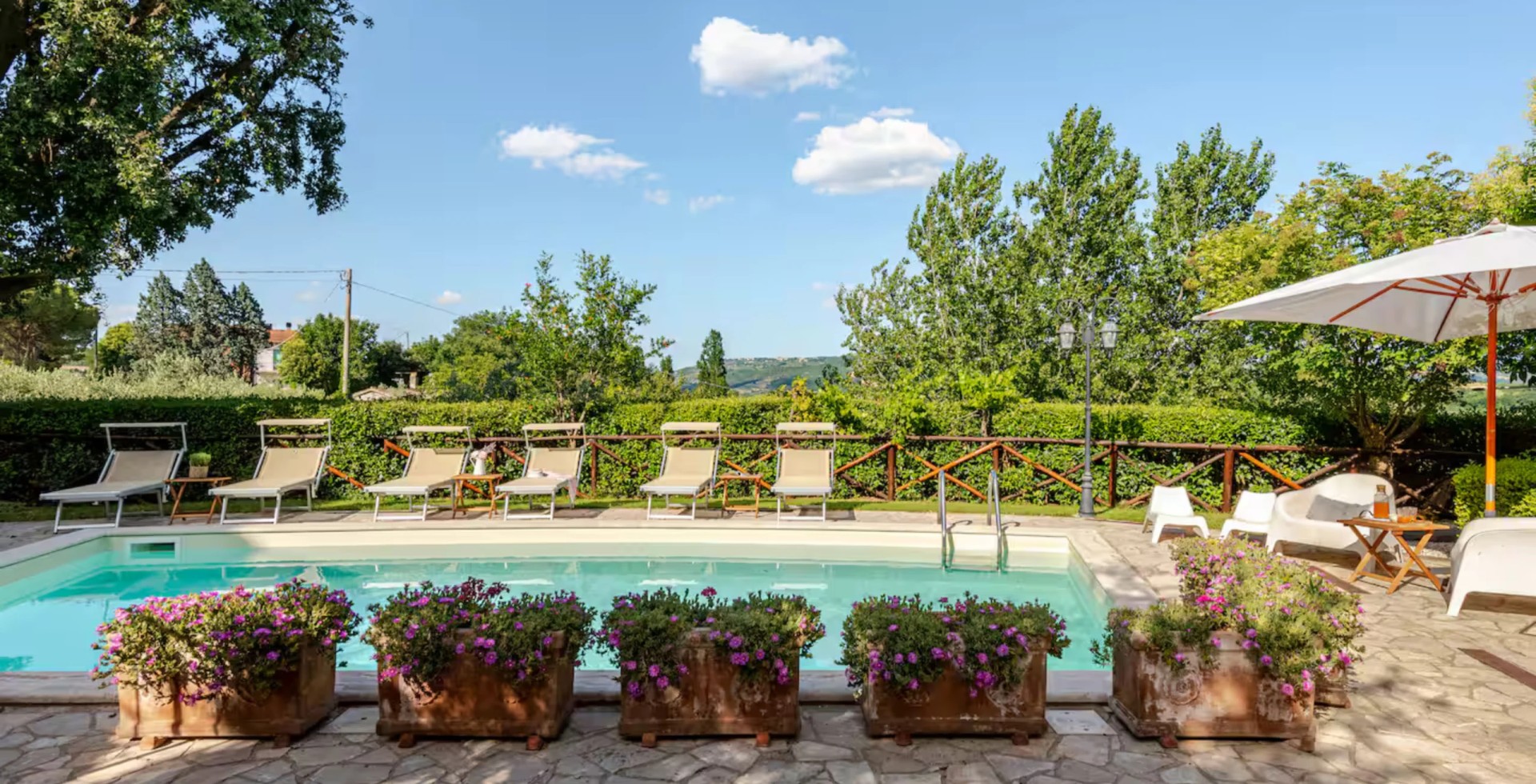 Piscina e spazi esterni di BorgoCuore