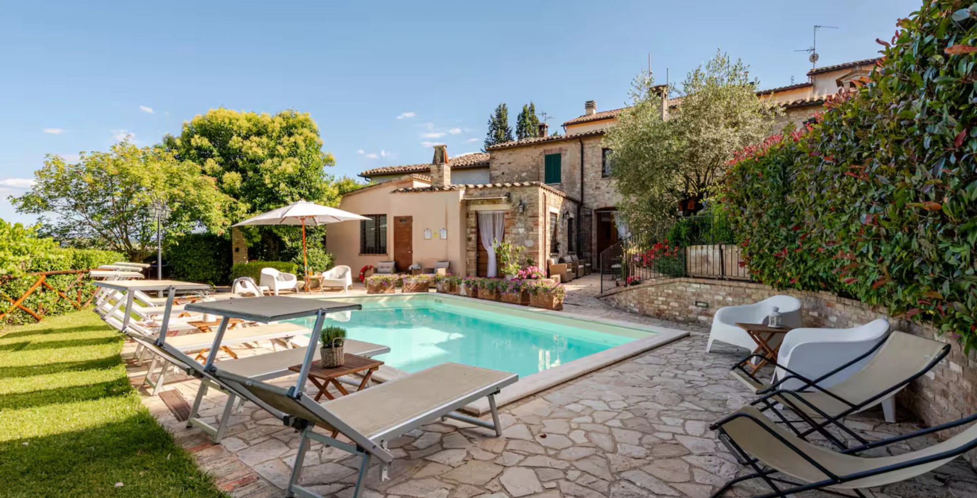 Piscina e spazi esterni di BorgoCuore