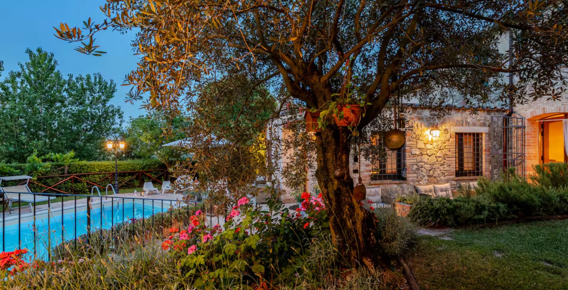 Piscina e spazi esterni di BorgoCuore