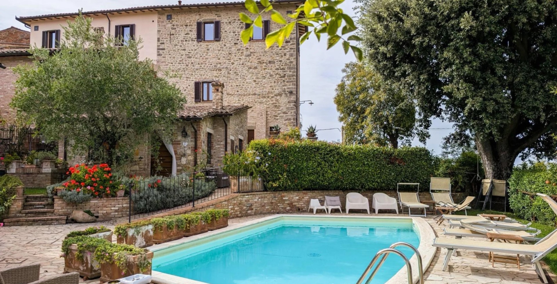 Piscina e spazi esterni di BorgoCuore